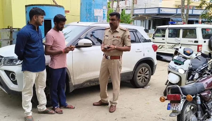 <div class="paragraphs"><p>ನೇಕಲ್ ತಾಲ್ಲೂಕಿನ ಕಲ್ಲುಬಾಳು ಗ್ರಾಮದಲ್ಲಿ ವೈಫೈ ಯೂಸರ್‌ನೇಮ್‌ನಲ್ಲಿ ಪಾಕಿಸ್ತಾನ ಜಿಂದಾಬಾದ್ ಎಂದು ಸೇವ್‌ ಆಗಿದ್ದ ಹಿನ್ನೆಲೆಯಲ್ಲಿ ಜಿಗಣಿ ಪೊಲೀಸರು ಭೇಟಿ ನೀಡಿ ಪರಿಶೀಲನೆ ನಡೆಸಿದರು</p></div>