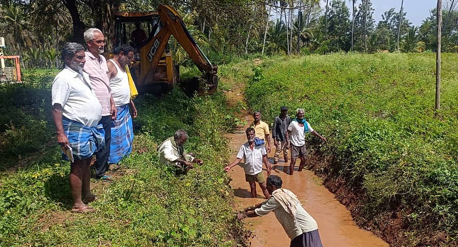 ಶ್ರೀರಂಗಪಟ್ಟಣ ತಾಲ್ಲೂಕಿನ ಪಾಲಹಳ್ಳಿ ಬಳಿ ಆರ್ಬಿಎಲ್ಎಲ್ ನಾಲೆಯ ವಿತರಣಾ ನಾಲೆಯಲ್ಲಿ ತುಂಬಿಕೊಂಡಿದ್ದ ಹೂಳು ಮತ್ತು ಕಳೆ ಗಿಡಗಳನ್ನು ರೈತರು ಗುರುವಾರ ಸ್ವಚ್ಛಗೊಳಿಸಿದರು