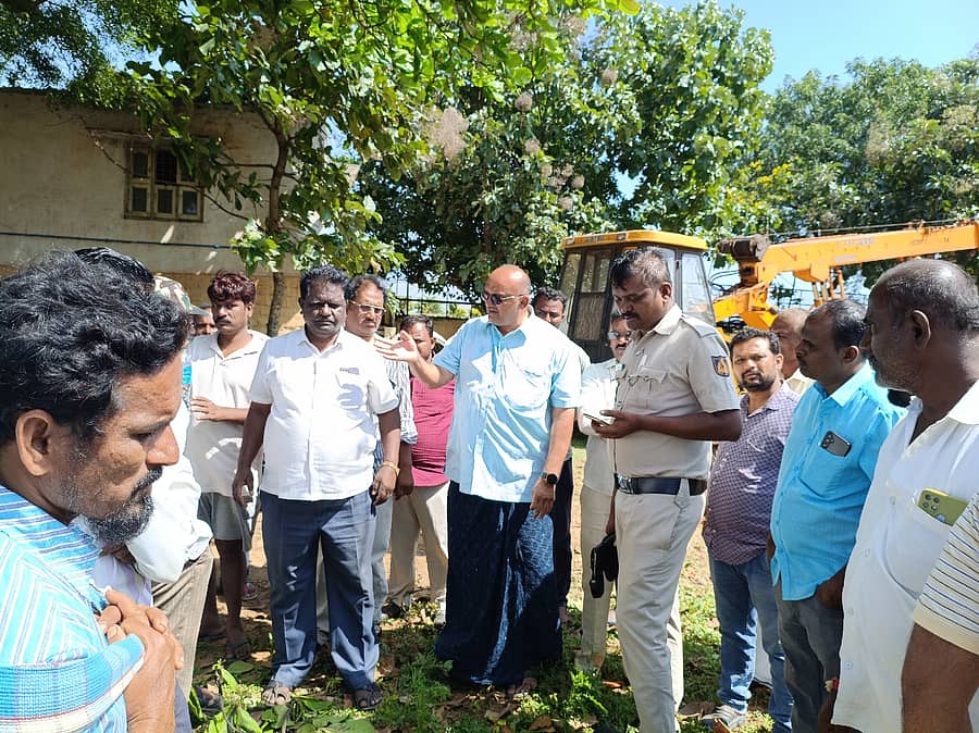 ಮುನಿರಾಬಾದ್ನ ತುಂಗಭದ್ರಾ ವಿತರಣಾ ಕಾಲುವೆಯನ್ನು ಒತ್ತುವರಿ ಮಾಡಿಕೊಂಡು ವಾಣಿಜ್ಯ ಮಳಿಗೆ ನಿರ್ಮಿಸಲು ಮುಂದಾಗಿರುವ ಕ್ರಮವನ್ನು ರೈತರು ಖಂಡಿಸಿದರು