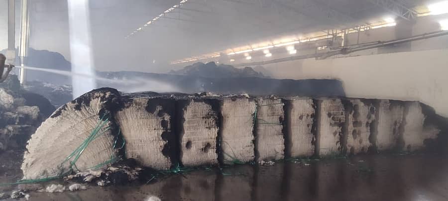 ದೀಪ್ತಿ ಕಾಟನ್ ಮಿಲ್ನಲ್ಲಿ ಹತ್ತಿ ಬೆಂಕಿಗೆ ಆಹುತಿಯಾಗಿರುವುದು