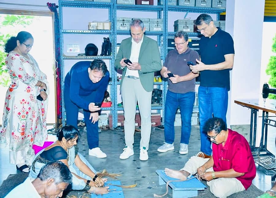 <div class="paragraphs"><p>ಅಥಣಿಯ ಲಿಡ್ಕರ್ ಕಾಲೊನಿಗೆ ಬುಧವಾರ ಭೇಟಿ ನೀಡಿದ ಪ್ರಾಡಾ ಕಂಪನಿಯ ಪಾವೊಲೊ ಟೆವೆರಾನ್, ಡ್ಯಾನಿಯಲ್ ಕಾಂಟು, ರಾಬರ್ಟೊ ಪೊಲ್ಲಾಸ್ಟ್ರೆಲ್ಲಿ ಅವರು ಕೊಲ್ಹಾಪುರಿ ಪಾದರಕ್ಷೆಗಳನ್ನು ಪರಿಶೀಲಿಸಿದರು.</p></div>