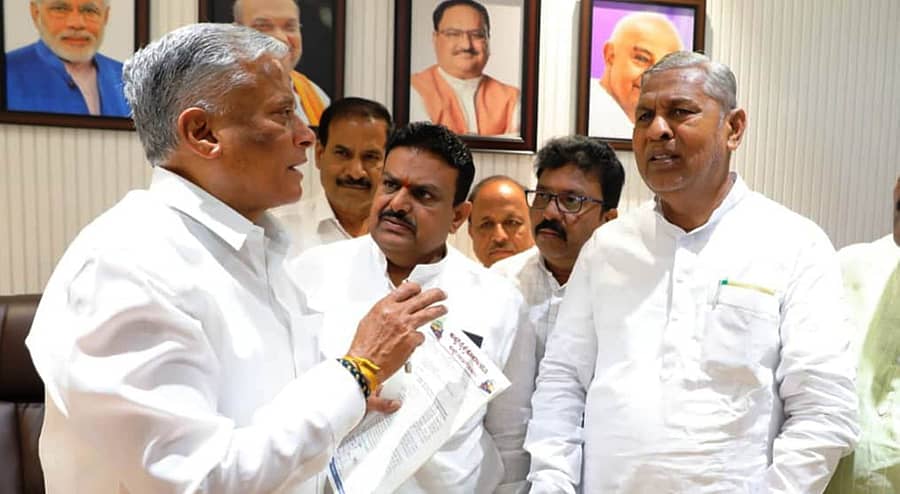 ಕುಷ್ಟಗಿ ರೈಲ್ವೆ ಹೋರಾಟ ಸಮಿತಿ ಬೇಡಿಕೆ ಕುರಿತ ಮನವಿಯನ್ನು ಶಾಸಕ ದೊಡ್ಡನಗೌಡ ಪಾಟೀಲ, ಮಾಜಿ ಶಾಸಕ ಅಮರೇಗೌಡ ಬಯ್ಯಾಪುರ ಅವರು ಬೆಂಗಳೂರಿನಲ್ಲಿ ಗುರುವಾರ ರೈಲ್ವೆ ಖಾತೆ ಸಚಿವ ವಿ.ಸೋಮಣ್ಣ ಅವರಿಗೆ ಸಲ್ಲಿಸಿದರು