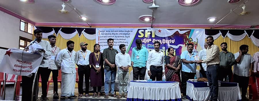 ಹಾವೇರಿ ಜಿಲ್ಲಾ ಗುರುಭವನದಲ್ಲಿ ಗುರುವಾರ ನಡೆದ ‘ಹಾಸ್ಟೆಲ್ ವಿದ್ಯಾರ್ಥಿಗಳ ರಾಜ್ಯ ಮಟ್ಟದ ಸಮಾವೇಶ’ದಲ್ಲಿ ಪಾಲ್ಗೊಂಡವರಿಗೆ ಗುರುವಾರ ಸಮಾರೋಪ ಸಮಾರಂಭದಲ್ಲಿ ಸ್ಮರಣಿಕೆ ನೀಡಲಾಯಿತು