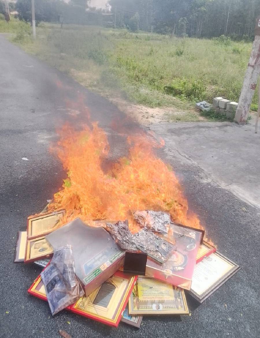 ಪ್ರಶಸ್ತಿ ಪತ್ರ, ಫಲಕ ಸುಟ್ಟು ಹಾಕಿದ ಸಾಹಿತಿ ಹರಿಹರಪ್ರಿಯ