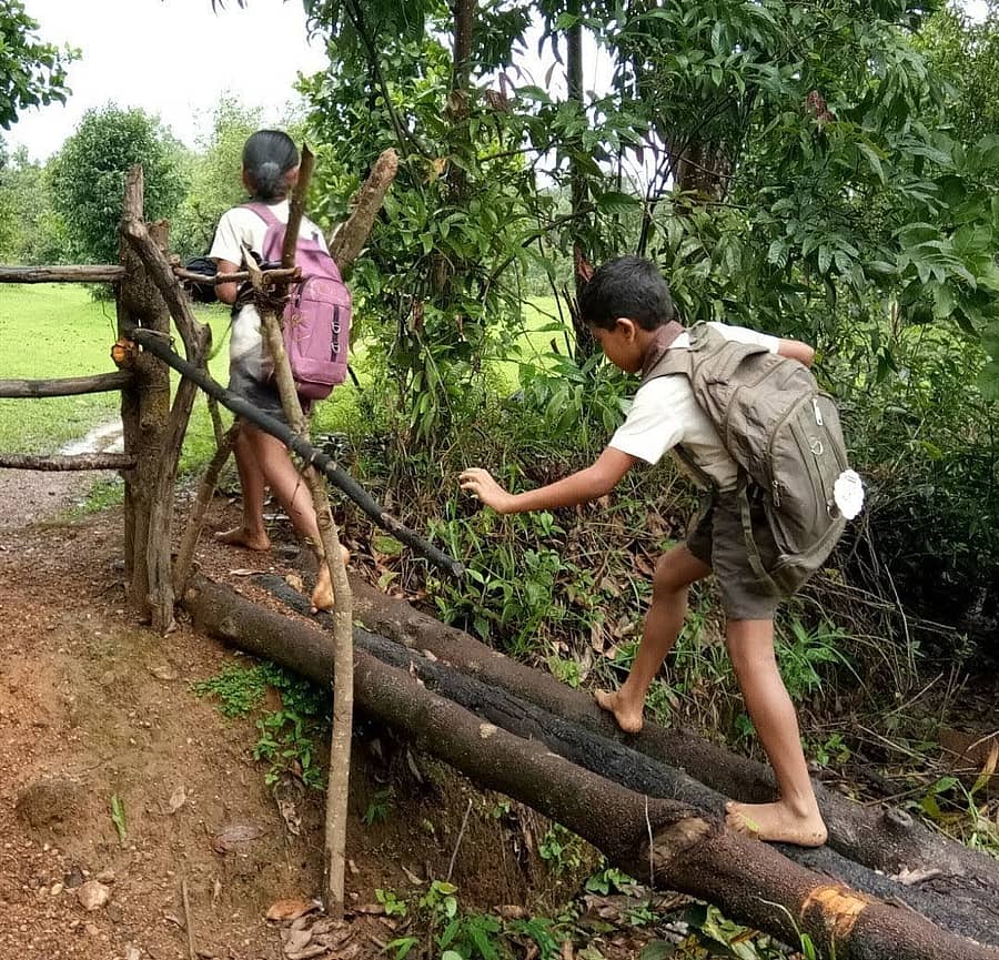 ಶಿರಸಿ ತಾಲ್ಲೂಕಿನ ಗ್ರಾಮೀಣ ಭಾಗದ ಶಾಲೆಯ ಮಕ್ಕಳು ಬರಿಗಾಲಲ್ಲಿ ಶಾಲೆಗೆ ತೆರಳಿದರು