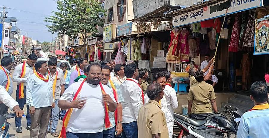 ವಿವಿಧ ಕನ್ನಡಪರ ಸಂಘಟನೆಗಳ ಕಾರ್ಯಕರ್ತರು ಮುಂಡರಗಿ ಪಟ್ಟಣದ ಮಾರುಕಟ್ಟೆಯಲ್ಲಿನ ಕನ್ನಡೇತರ ನಾಮಫಲಕಗಳಿಗೆ ಕಪ್ಪುಬಣ್ಣ ಬಳಿದರು