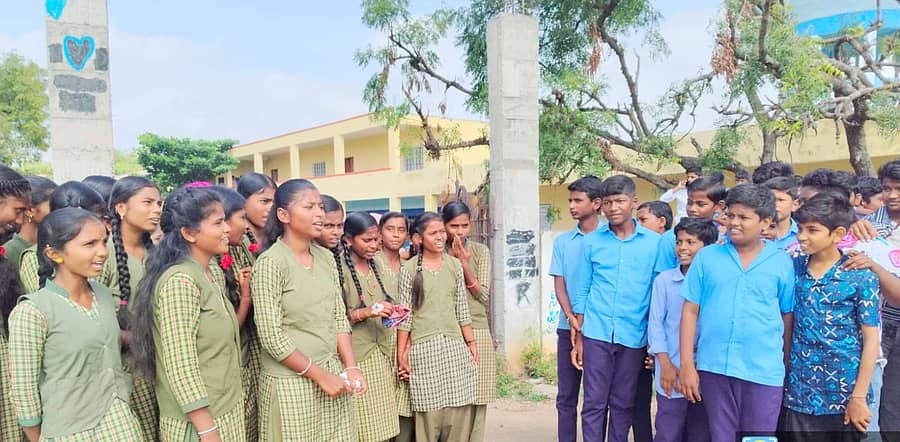 ಶಹಾಪುರ ತಾಲ್ಲೂಕಿನ ಸಗರ ಗ್ರಾಮದ ಕರ್ನಾಟಕ ಪಬ್ಲಿಕ್ ಶಾಲೆಯ ವಿದ್ಯಾರ್ಥಿಗಳು ಗುರುವಾರ ಪ್ರತಿಭಟನೆ ನಡೆಸಿದರು