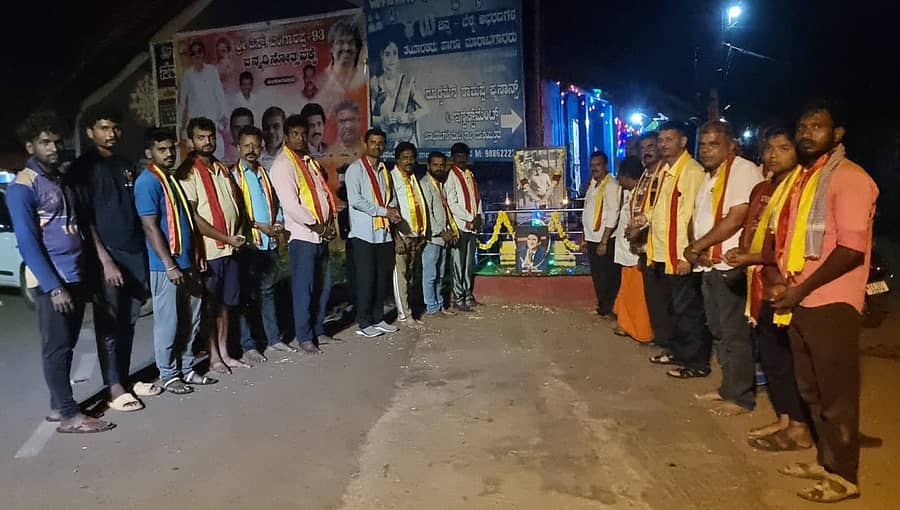 ಸೊರಬ ಪಟ್ಟಣದ ಸೊಪ್ಪಿನಕೇರಿಯಲ್ಲಿ ಹಮ್ಮಿಕೊಂಡಿದ್ದ ಪುನೀತ್ ರಾಜ್ಕುಮಾರ್ ಪುಣ್ಯಸ್ಮರಣೆ ಕಾರ್ಯಕ್ರಮದಲ್ಲಿ ಅಭಿಮಾನಿಗಳು ಗೌರವ ಸಲ್ಲಿಸಿದರು