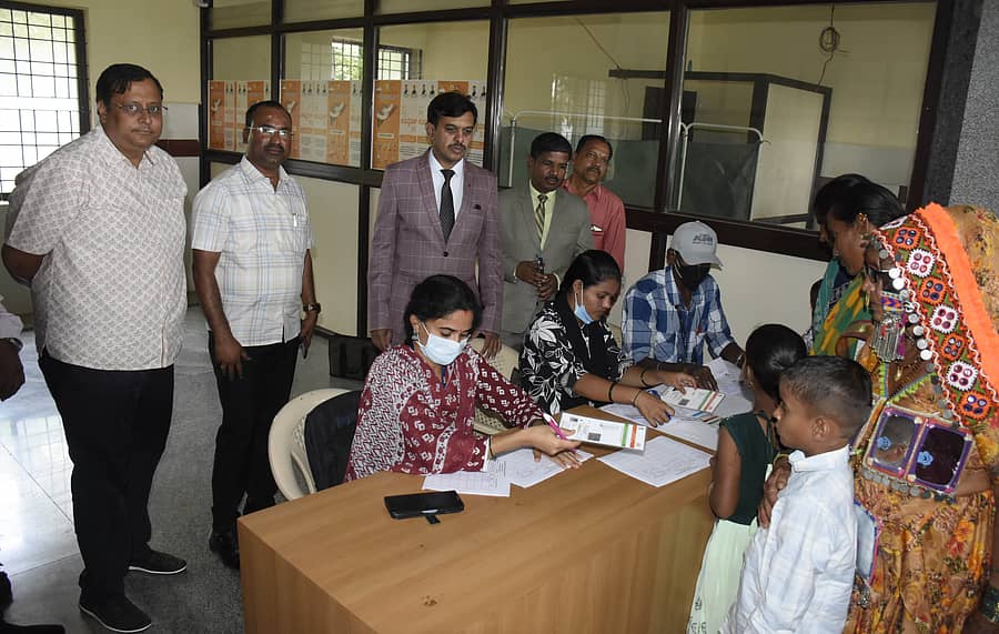 ಯಾದಗಿರಿಯ ‘ಯಿಮ್ಸ್‌’ನಲ್ಲಿ ಗುರುವಾರ ನಡೆದ ಆರೋಗ್ಯ ತಪಾಸಣಾ ಶಿಬಿರದಲ್ಲಿ ‘ಯಿಮ್ಸ್’ ಮುಖ್ಯಸ್ಥ ಡಾ. ಸಂದೀಪ್ ಹರಸಂಗಿ, ನ್ಯಾಯಾಧೀಶರಾದ ಮರುಳಸಿದ್ದಾರಾಧ್ಯ ಎಚ್.ಜೆ., ಮರಿಯಪ್ಪ ಉಪಸ್ಥಿತರಿದ್ದರು