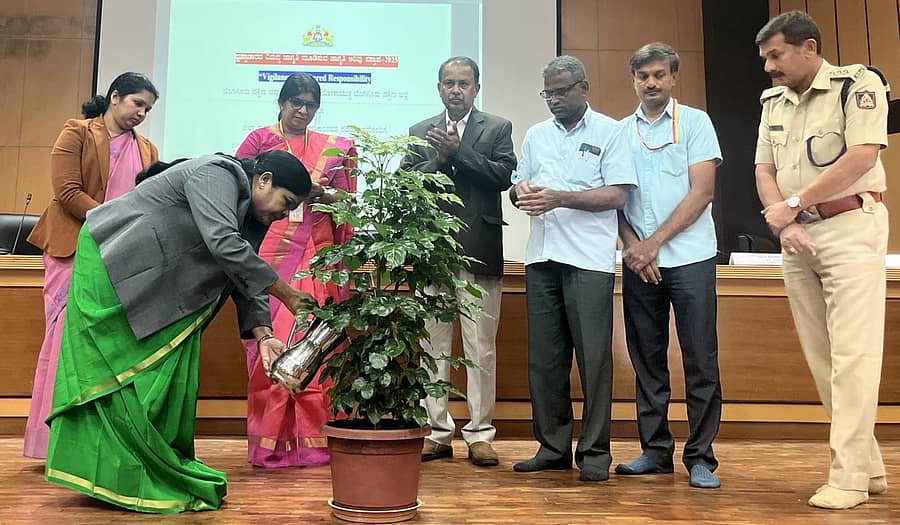 <div class="paragraphs"><p>ರಾಮನಗರದ ಜಿಲ್ಲಾ ಪಂಚಾಯಿತಿ ಸಭಾಂಗಣದಲ್ಲಿ ಗುರುವಾರ ನಡೆದ ಭ್ರಷ್ಟಾಚಾರದ ವಿರುದ್ಧ ಜಾಗೃತಿ ಅರಿವು ಸಪ್ತಾಹ-2025 ಕಾರ್ಯಕ್ರಮವನ್ನು ಜಿಲ್ಲಾ ಪ್ರಧಾನ ಮತ್ತು ಸೆಷನ್ಸ್ ನ್ಯಾಯಾಧೀಶೆ ಹಾಗೂ ಜಿಲ್ಲಾ ಕಾನೂನು ಸೇವೆಗಳ ಪ್ರಾಧಿಕಾರದ ಅಧ್ಯಕ್ಷೆ ಬಿ.ವಿ. ರೇಣುಕಾ ಉದ್ಘಾಟಿಸಿದರು. </p></div>