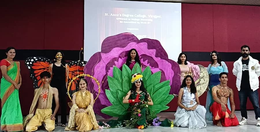 ವಿರಾಜಪೇಟೆಯ ಸೆಂಟ್ ಆನ್ಸ್ ಪದವಿ ಕಾಲೇಜಿನಲ್ಲಿ ಇತ್ತೀಚೆಗೆ ಆಯೋಜಿಸಿದ್ದ ಆನ್ಸ್ ಫೆಸ್ಟ್ನ ರ್ಯಾಂಪ್ ವಾಕ್ ಸ್ಪರ್ಧೆಯಲ್ಲಿ ವಿವಿಧ ಕಾಲೇಜುಗಳ ವಿದ್ಯಾರ್ಥಿಗಳು ಭಾಗವಹಿಸಿದ್ದರು