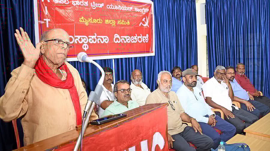 ಎಐಟಿಯುಸಿ ಸಂಘಟನೆಯ 106ನೇ ಸಂಸ್ಥಾಪನಾ ದಿನಾಚರಣೆಯಲ್ಲಿ ಎಚ್.ಆರ್. ಶೇಷಾದ್ರಿ ಮಾತನಾಡಿದರು. ಎಚ್.ಬಿ. ರಾಮಕೃಷ್ಣ, ಎನ್.ಕೆ. ದೇವದಾಸ್, ಕೆ.ಎಸ್. ರೇವಣ್ಣ, ವೈ. ಮಹದೇವಮ್ಮ, ಕೆ.ಜಿ. ಸೋಮರಾಜೇ ಅರಸ್ ಜೊತೆಗಿದ್ದರು – ಪ್ರಜಾವಾಣಿ ಚಿತ್ರ