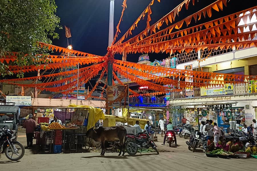 ಗುರುಮಠಕಲ್ ಪಟ್ಟಣದ ಅಂಬಿಗರ ಚೌಡಯ್ಯ ವೃತ್ತದಲ್ಲಿ ಗುರುವಾರ ಕೇಸರಿ ಪರಾರಿಯೊಂದಿಗೆ ಸಿಂಗರಿಸಲಾಯಿತು