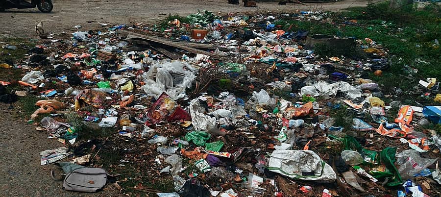 ಹಟ್ಟಿ ಚಿನ್ನದ ಗಣಿ ಅಧಿಸೂಚಿತ ಪ್ರದೇಶ ವ್ಯಾಪ್ತಿಯಲ್ಲಿ ಬರುವ ಗಾಂಧಿ ಮೈಧಾನ ಮುಖ್ಯ ರಸ್ತೆಯಲ್ಲಿ ಕಸದ ರಾಶಿ ಬಿದ್ದಿರುವುದು