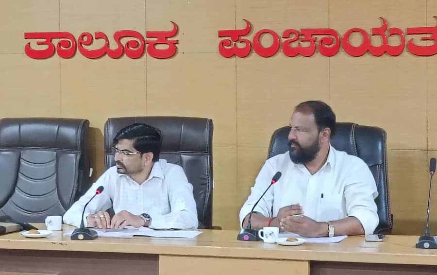 ಧಾರವಾಡದ ತಾಲ್ಲೂಕು ಪಂಚಾಯಿತಿ ಸಭಾಂಗಣದಲ್ಲಿ ನಡೆದ ಸಭೆಯಲ್ಲಿ ತಾಲ್ಲೂಕು ಗ್ಯಾರಂಟಿ ಯೋಜನೆಗಳ ಅನುಷ್ಠಾನ ಸಮಿತಿಯ ಅಧ್ಯಕ್ಷ ಅರವಿಂದಗೌಡ ಏಗನಗೌಡರ ಮಾತನಾಡಿದರು