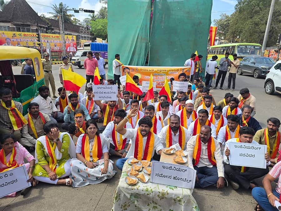 ಬೆಳಗಾವಿಯ ರಾಣಿ ಚನ್ನಮ್ಮನ ವೃತ್ತದಲ್ಲಿ ಕರ್ನಾಟಕ ರಕ್ಷಣಾ ವೇದಿಕೆ(ಪ್ರವೀಣ ಶೆಟ್ಟಿ ಬಣ) ಕಾರ್ಯಕರ್ತರು ಗುರುವಾರ ಪ್ರತಿಭಟನೆ ನಡೆಸಿದರು