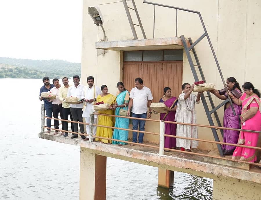 ದೊಡ್ಡಬಳ್ಳಾಪುರ ತಾಲ್ಲೂಕಿನ ಜಕ್ಕಲಮಡುಗು ಜಲಾಶಯಕ್ಕೆ ಶಾಸಕ ಧೀರಜ್ ಮುನಿರಾಜು ಬುಧವಾರ ಬಾಗಿನ ಅರ್ಪಿಸಿದರು