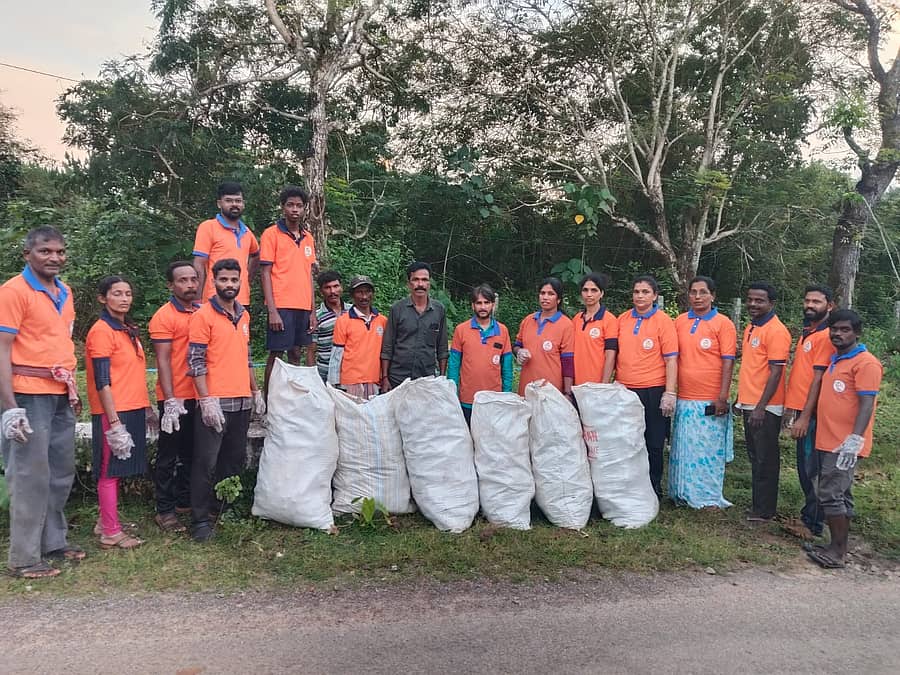 ಸಂಗ್ರಹಿಸಿದ ಕಸದ ಚೀಲಗಳೊಂದಿಗೆ ಶೌರ್ಯ ವಿಪತ್ತು ಘಟಕದವರು