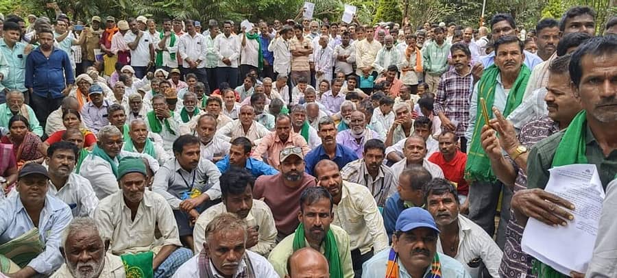 <div class="paragraphs"><p>ಮುಂಡಗೋಡ ಅರಣ್ಯ ಇಲಾಖೆ ಕಚೇರಿ ಆವರಣದಲ್ಲಿ ಅರಣ್ಯ ಅತಿಕ್ರಮಣದಾರರು ಪ್ರತಿಭಟನೆ ನಡೆಸಿದರು</p></div>