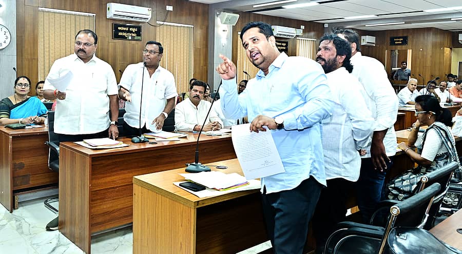 ಹುಬ್ಬಳ್ಳಿಯ ಪಾಲಿಕೆ ಸಭಾಭವನದಲ್ಲಿ ಗುರುವಾರ ಹು–ಧಾ ಮಹಾನಗರ ಪಾಲಿಕೆಯ ಸಾಮಾನ್ಯ ಸಭೆ ನಡೆಯಿತು       –ಪ್ರಜಾವಾಣಿ ಚಿತ್ರ