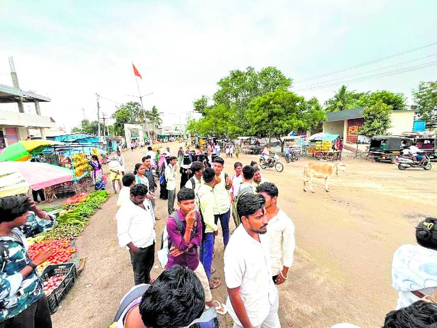 <div class="paragraphs"><p>ವಡಗೇರಾ ಸಾರಿಗೆ ಬಸ್ಸುಗಳು ಸಕಾಲದಲ್ಲಿ ಸಂಚರಿಸದೆ ಇರುವದರಿಂದ ಪಟ್ಟಣದ ವಾಲ್ಮೀಕಿ ವೃತ್ತದಲ್ಲಿ ವಿದ್ಯಾರ್ಥಿಗಳು ಬಸ್ಸಿಗಾಗಿ ಕಾಯುತ್ತಿರುವದು</p></div>