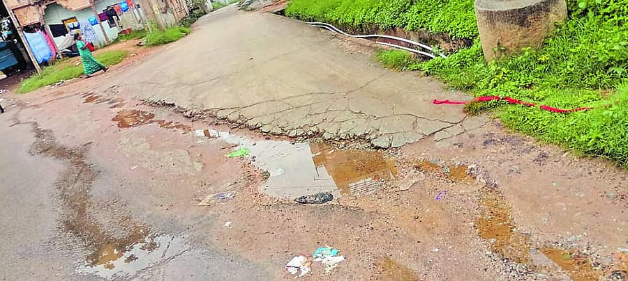 <div class="paragraphs"><p>ಪಟ್ಟಣದಿಂದ ಬಸವೇಶ್ವರನಗರ ಮಾರ್ಗದ ರಸ್ತೆ</p></div>