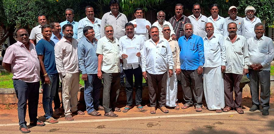 ಕಡೂರು ಅಡಿಕೆ ಬೆಳೆಗಾರ ಸಂಘದ ಸದಸ್ಯರು ಅಡಿಕೆ ಗೊನೆ ಸೇರಿದಂತೆ ತೋಟಗಾರಿಕಾ ಬೆಳೆಗಳ ಕಳ್ಳರನ್ನು ಹುಡುಕಿ ಬಂಧಿಸಲು ಒತ್ತಾಯಿಸಿ, ಪ್ರವಾಸಿ ಮಂದಿರದಲ್ಲಿ ಕೆ.ಎಚ್.ಶಂಕರ್ ನೇತೃತ್ವದಲ್ಲಿ ಗುರುವಾರ ಸಭೆ ನಡೆಸಿದರು