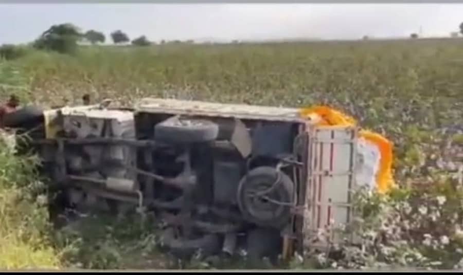 ರಾಯಚೂರು ತಾಲ್ಲೂಕಿನ ಗಾರಲದಿನ್ನಿ ಗ್ರಾಮದ ಬಳಿ ಪಲ್ಟಿಯಾಗಿರುವ ಬೊಲೆರೊ ಪಿಕ್ ಅಪ್ ಗೂಡ್ಸ್ ವಾಹನ