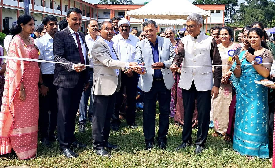 ಗೋಣಿಕೊಪ್ಪಲು ಕಾವೇರಿ ಕಾಲೇಜಿನ ಕಾವೇರಿಯನ್ಸ್ ಫೆಸ್ಟ್ಗೆ ಪೊನ್ನಂಪೇಟೆ ಅರಣ್ಯ ಕಾಲೇಜಿನ ನಿವೃತ್ತ ಡೀನ್ ಪ್ರೊ.ಸಿ.ಜಿ. ಕುಶಾಲಪ್ಪ ಚಾಲನೆ ನೀಡಿದರು. ಪ್ರಾಂಶುಪಾಲ ಪ್ರೊ.ಕಾವೇರಿಯಪ್ಪ, ಉಪ ಪ್ರಾಂಶುಪಾಲರಾದ ಪ್ರೊ.ಭಾರತಿ ಹಾಜರಿದ್ದರು