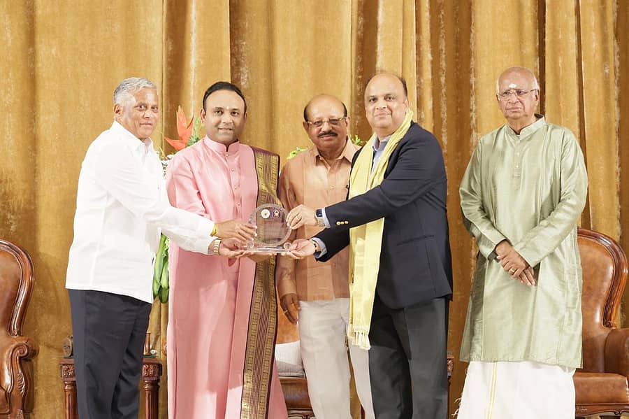 ಮುದ್ದೇನಹಳ್ಳಿ ಸತ್ಯಸಾಯಿ ಗ್ರಾಮದಲ್ಲಿ ನಡೆದ ಕಾರ್ಯಕ್ರಮದಲ್ಲಿ ‘ಮೂಗ್ ಇಂಡಿಯಾ ಟೆಕ್ನಾಲಜಿ ಸೆಂಟರ್'ಗೆ 'ಸಿಎಸ್ಆರ್ ಸರ್ಕಲ್ ಆಫ್ ಹಾನರ್ ಪುರಸ್ಕಾರ ನೀಡಲಾಯಿತು. ಕಂಪನಿಯ ವ್ಯವಸ್ಥಾಪಕ ನಿರ್ದೇಶಕ ಶ್ಯಾಮ್ ಕರಿಗಿರಿ  ಮಧುಸೂದನ ಸಾಯಿ ಅವರಿಂದ ಪ್ರಶಸ್ತಿ ಸ್ವೀಕರಿಸಿದರು. ಸಚಿವ ವಿ ಸೋಮಣ್ಣ, ಟಿ.ಬಿ ಜಯಚಂದ್ರ ಹಾಗೂ ಸುಬ್ರಹ್ಮಣ್ಯನ್ ರಾಮದೊರೈ ಉಪಸ್ಥಿತರಿದ್ದರು.