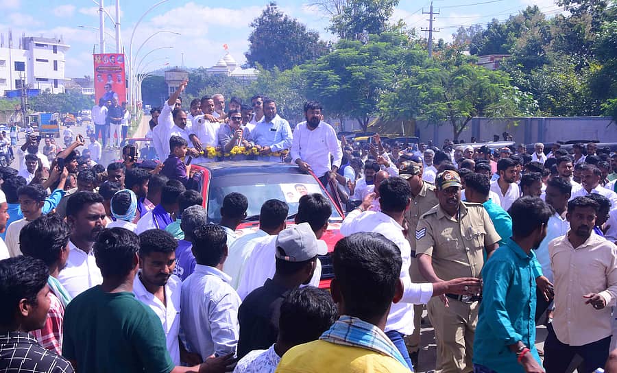 ವಸತಿ ಸಚಿವ ಜಮೀರ್‌ ಅಹ್ಮದ್‌ ಖಾನ್‌ ಅವರನ್ನು ಶುಕ್ರವಾರ ಕಾಂಗ್ರೆಸ್‌ ಮುಖಂಡರು, ವಕ್ಫ್‌ ಮಂಡಳಿ ಸದಸ್ಯರು ವೈಭವಯುತವಾಗಿ ಸ್ವಾಗತ ಕೋರಿದರು