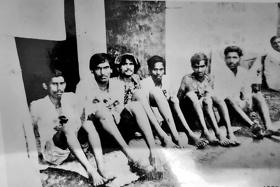 1981ರಲ್ಲಿ ಬೆಳಗಾವಿಯ ರಾಣಿ ಚನ್ನಮ್ಮ ವೃತ್ತದಲ್ಲಿ ನಡೆದ ಗೋಕಾಕ ಚಳವಳಿಯಲ್ಲಿ ಮೊಣಕಾಲುಗಳ ಮೇಲೆ ನಡೆದ ಹೋರಾಟಗಾರರು. ಮಲ್ಲಪ್ಪ ಶಿಂಗಾರಿ, ಬಸವರಾಜ ಢವಳಿ, ಶ್ರೀಕಾಂತ ಕೊಳದೂರ, ಶಂಕರ ಹುಲಮನಿ, ಗೋವಿಂದ ಟೊಪಗಿ, ಮಲ್ಲಣ್ಣ ಢವಳಿ (ಎಡದಿಂದ)