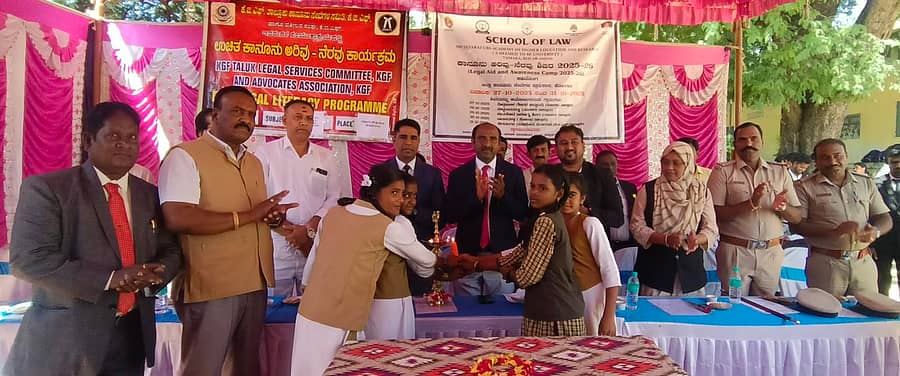 ಬೇತಮಂಗಲ ಗ್ರಾಮದ ಸರ್ಕಾರಿ ಸಂಯುಕ್ತ ಪ್ರೌಢಶಾಲೆ ಆವರಣದಲ್ಲಿ ಶುಕ್ರವಾರ ಹಮ್ಮಿಕೊಂಡ ಅಂತರಾಷ್ಟ್ರೀಯ ಹೆಣ್ಣು ಮಕ್ಕಳ ಕಾನೂನು ಅರಿವು ಕಾರ್ಯಕ್ರಮ