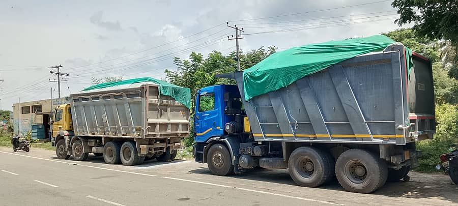 ಕೊಳ್ಳೇಗಾಲದ ರಾಷ್ಟ್ರೀಯ ಹೆದ್ದಾರಿಯಲ್ಲಿ ಅಪಾಯಕಾರಿಯಾಗಿ ಸರಕು ಸಾಗಣೆ ವಾಹನಗಳನ್ನು ನಿಲ್ಲಿಸಿರುವುದು