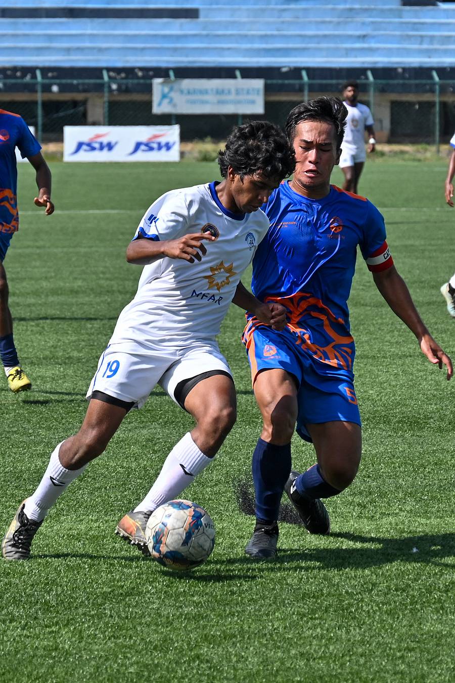 ಬೆಂಗಳೂರು ಸಿಟಿ ಎಫ್ಸಿ ಹಾಗೂ ಎಂಎಫ್ಎಆರ್ ಸ್ಟುಡೆಂಟ್ಸ್ ಯೂನಿಯನ್ ತಂಡದ ಆಟಗಾರರು ಚೆಂಡಿಗಾಗಿ ಜಿದ್ದಾಜಿದ್ದಿ ನಡೆಸಿದರು –ಚಿತ್ರ: ಪುಷ್ಕರ್ ವಿ.