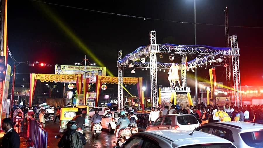 <div class="paragraphs"><p>ಕರ್ನಾಟಕ ರಾಜ್ಯೋತ್ಸವ ಅಂಗವಾಗಿ ಬೆಳಗಾವಿಯ ರಾಣಿ ಚನ್ನಮ್ಮ ವೃತ್ತದಲ್ಲಿ ಶುಕ್ರವಾರ ರಾತ್ರಿ ಝಗಮಗಿಸುವ ವಿದ್ಯುದ್ದೀಪಾಲಂಕಾರ ಮಾಡಲಾಯಿತು </p></div>