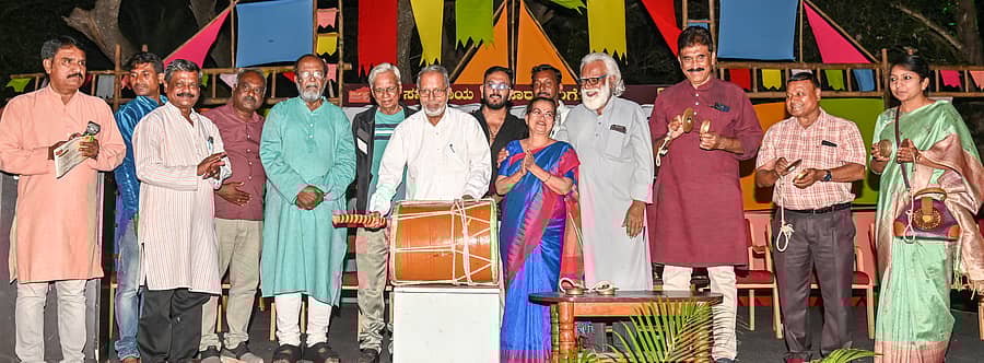 ಮೈಸೂರಿನ ಕಿರುರಂಗಮಂದಿರದಲ್ಲಿ ಶುಕ್ರವಾರ 3 ದಿನಗಳ ‘ಸಮುದಾಯ ಮೈಸೂರು ರಂಗೋತ್ಸವ’ವನ್ನು ಪ್ರೊ.ಕೆ.ಮರಳಸಿದ್ದಪ್ಪ ಉದ್ಘಾಟಿಸಿದರು. ಎಚ್‌.ಜನಾರ್ಧನ್, ಮಾವಳ್ಳಿ ಶಂಕರ್, ಶ್ರೀನಿವಾಸ್‌ ಜಿ.ಕಪ್ಪಣ್ಣ, ನಂದಾ ಹಳೆಮನೆ, ಪ್ರೊ.ಕೆ.ಪಿ.ವಾಸುದೇವನ್, ಜೆ.ಸಿ.ಶಶಿಧರ್, ಸವಿತಾ ಪ.ಮಲ್ಲೇಶ್ ಪಾಲ್ಗೊಂಡಿದ್ದರು –ಪ್ರಜಾವಾಣಿ ಚಿತ್ರ 