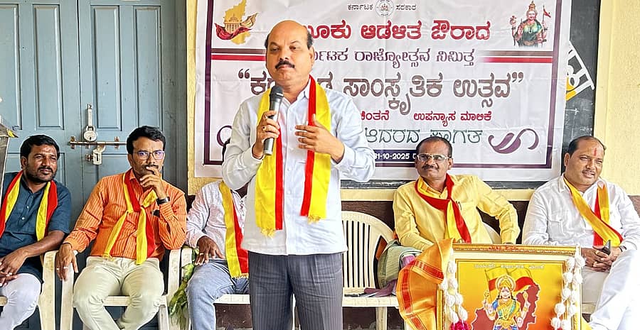 ಔರಾದ್ ತಾಲ್ಲೂಕಿನ ಗಡಿ ಗ್ರಾಮ ಹೊಕ್ರಾಣಾದಲ್ಲಿ ನಡೆದ ಕರುನಾಡು ಸಾಂಸ್ಕೃತಿಕ ಉತ್ಸವದಲ್ಲಿ ಸಾಹಿತಿ ಮಾಣಿಕ ನೇಳಗೆ ಮಾತನಾಡಿದರು