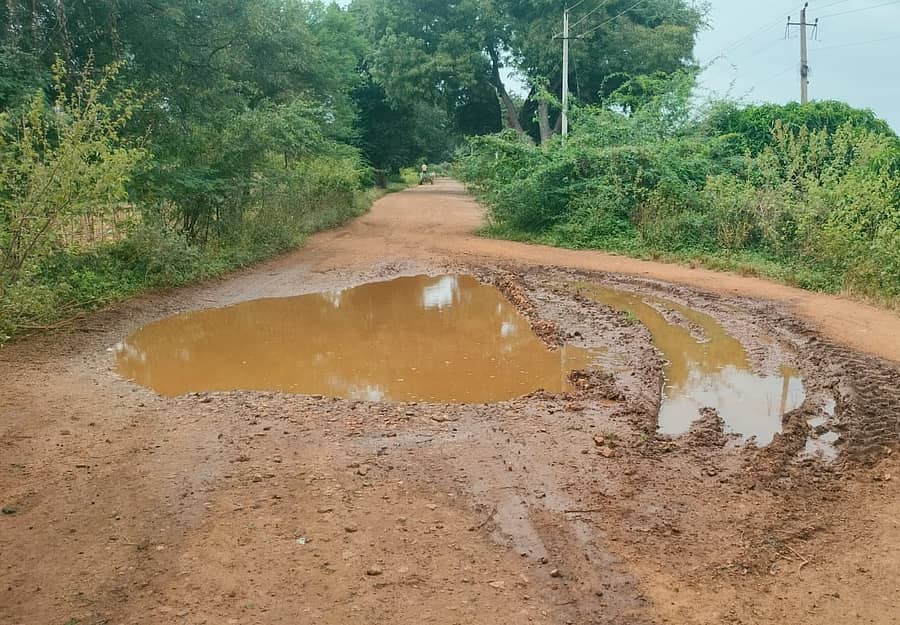 ಗುಂಡಿ ಬಿದ್ದು ಹಾಳಾದ ಗೋವನಾಳ-ಶಿಗ್ಲಿ ರಸ್ತೆ