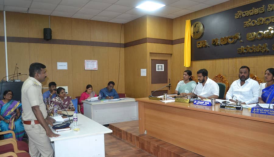 ಹುಣಸೂರು ನಗರಸಭೆಯಲ್ಲಿ ಶುಕ್ರವಾರ ನಡೆದ ಸಾಮಾನ್ಯ ಸಭೆಯಲ್ಲಿ ಶಾಸಕ ಜಿ.ಡಿ.ಹರೀಶ್‌ ಗೌಡ ಪೊಲೀಸ್‌ ಅಧಿಕಾರಿಗಳೊಂದಿಗೆ ಚರ್ಚಿಸಿದರು