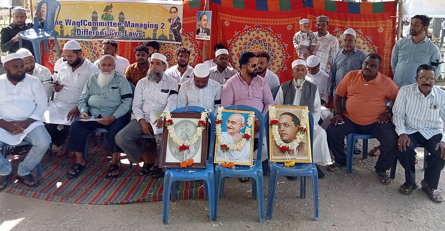 ಶ್ರೀರಂಗಪಟ್ಟಣ ಸಮೀಪದ ಗಂಜಾಂ ಬಳಿಯ ಟಿಪ್ಪು ಸುಲ್ತಾನ್‌ ಸಮಾಧಿ ಸ್ಥಳ ಗುಂಬಸ್‌ ಸ್ಮಾರಕದ ಎದುರು ಮಂಡ್ಯ ಹಾಗೂ ಮೈಸೂರು ಜಿಲ್ಲೆಗಳ ಮುಸ್ಲಿಂ ಮುಖಂಡರು ಶುಕ್ರವಾರ ಪ್ರತಿಭಟನೆ ನಡೆಸಿದರು