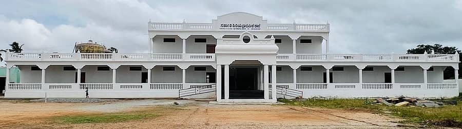 ಚಳ್ಳಕೆರೆ : ಚಳ್ಳಕೆರೆ ವಿಧಾನ ಸಭಾ ಕ್ಷೇತ್ರ ವ್ಯಾಪ್ತಿ ಚಿತ್ರದುರ್ಗ ತಾಲ್ಲೂಕು ತುರುವನೂರು ಹೋಬಳಿ ಕಡಬನಕಟ್ಟೆ ಗ್ರಾಮದ ಶತಮಾನ ಕಂಡ ಸರ್ಕಾರಿ ಹಿರಿಯ ಪ್ರಾಥಮಿಕ ಕನ್ನಡ ಶಾಲೆ