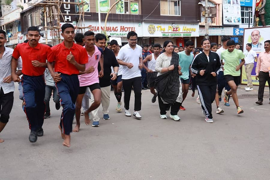 ಹೊಸಪೇಟೆಯಲ್ಲಿ ಶುಕ್ರವಾರ ನಡೆದ ಏಕತಾ ಓಟದಲ್ಲಿ ಜಿಲ್ಲಾಧಿಕಾರಿ ಕವಿತಾ ಎಸ್.ಮನ್ನಿಕೇರಿ ಸಹಿತ ಇತರ ಗಣ್ಯರು ಪಾಲ್ಡೊಂಡರು –ಪ್ರಜಾವಾಣಿ ಚಿತ್ರ/ ಲವ ಕೆ.