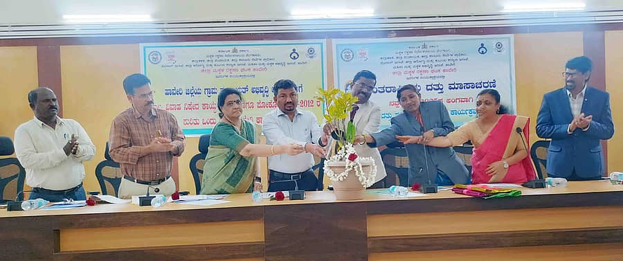 ಹಾವೇರಿಯ ಜಿ.ಪಂ. ಸಭಾಂಗಣದಲ್ಲಿ ಶುಕ್ರವಾರ ಹಮ್ಮಿಕೊಂಡಿದ್ದ ‘ತರಬೇತಿ ಕಾರ್ಯಾಗಾರ’ವನ್ನು ನ್ಯಾಯಾಧೀಶರಾದ ಎನ್.ಎಂ. ರಮೇಶ ಉದ್ಘಾಟಿಸಿದರು