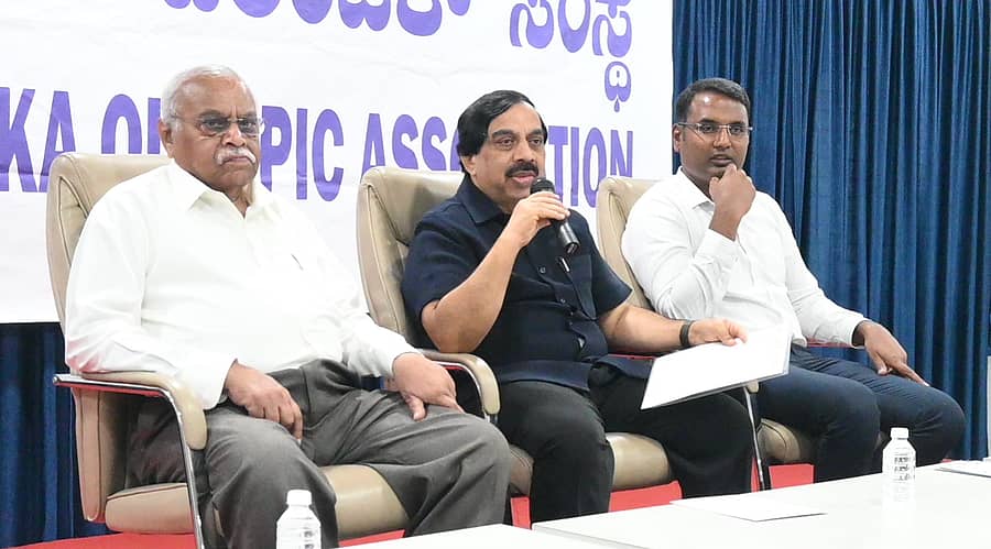 ಕರ್ನಾಟಕ ಒಲಿಂಪಿಕ್ ಸಂಸ್ಥೆ ಅಧ್ಯಕ್ಷ ಕೆ.ಗೋವಿಂದರಾಜ್ ಅವರು ಸುದ್ದಿಗೋಷ್ಠಿಯಲ್ಲಿ ಮಾತನಾಡಿದರು. ಕೆಒಎ ಮಹಾ ಕಾರ್ಯದರ್ಶಿ ಟಿ.ಅನಂತರಾಜು ಮತ್ತು ಯುವ ಸಬಲೀಕರಣ ಮತ್ತು ಕ್ರೀಡಾ ಇಲಾಖೆಯ ಆಯುಕ್ತ ಚೇತನ್ ಆರ್. ಉಪಸ್ಥಿತರಿದ್ದರು