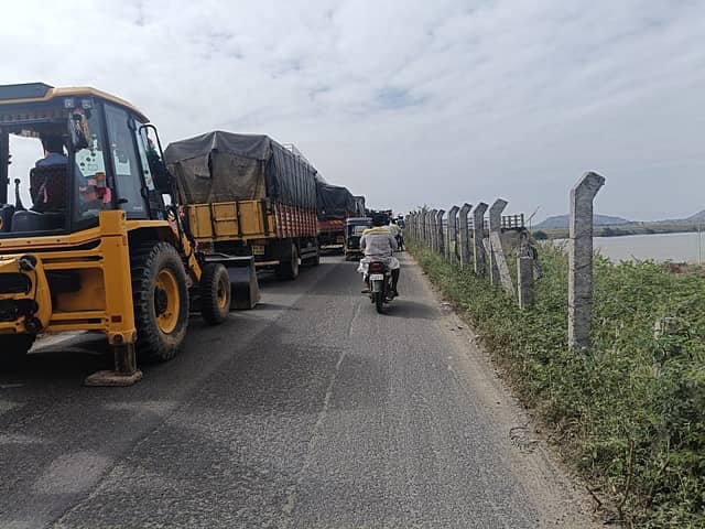 <div class="paragraphs"><p>ವಡಗೇರಾ ಭೀಮಾ ನದಿಯ ಹೊಸ ಬ್ರೀಡ್ಜ್‌ ಮೇಲೆ ಶುಕ್ರವಾರ ಬೆಳಿಗ್ಗೆ ಲಾರಿಯೊಂದು ಪಂಚರ್‌ ಆದ ಕಾರಣ ವಾಹನಗಳು ಸಾಲುಗಟ್ಟಿ ನಿಂತಿರುವುದು</p></div>