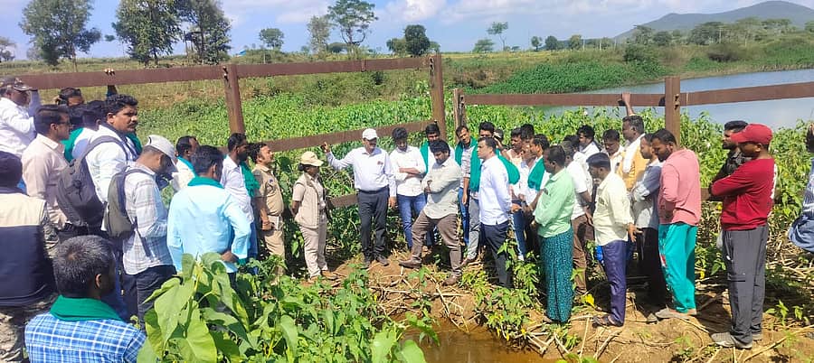ಸರಗೂರು ತಾಲ್ಲೂಕಿನ ಹಳೇ ಹೆಗ್ಗುಡಿಲು ಗ್ರಾಮಕ್ಕೆ ಶುಕ್ರವಾರ ಭೇಟಿ ನೀಡಿದ ಅರಣ್ಯ ಅಧಿಕಾರಿಗಳು ಹಾಗೂ ಕರ್ನಾಟಕ ರಾಜ್ಯ ರೈತ ಕಲ್ಯಾಣ ಸಂಘದ ರಾಜ್ಯ ಘಟಕದ ಅಧ್ಯಕ್ಷ ಸಿ.ಚಂದನ್‌ಗೌಡ ರೈತರೊಂದಿಗೆ ಚರ್ಚಿಸಿದರು