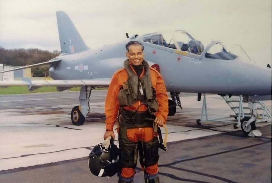 ಯುದ್ದವಿಮಾನದೊಂದಿಗೆ ಏರ್ ಮಾರ್ಷಲ್ ಫಿಲಿಪ್ ರಾಜ್‌ಕುಮಾ‌ರ್