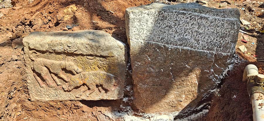 ಶಿಡ್ಲಘಟ್ಟ ತಾಲ್ಲೂಕಿನ ಮಳ್ಳೂರು ಗ್ರಾಮದ ಸಿಕ್ಕ ಹಂದಿಬೇಟೆಯನ್ನಾಡುವ ನಾಯಿಯ ಸ್ಮಾರಕದ ಶಿಲ್ಪ ಮತ್ತು ಶಾಸನ