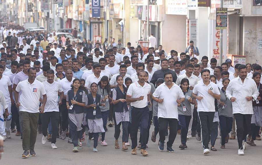 ಚಿಕ್ಕಮಗಳೂರು ನಗರದಲ್ಲಿ ಏಕತಾ ದಿನದ ಅಂಗವಾಗಿ ಪೊಲೀಸ್ ಇಲಾಖೆ ಆಯೋಜಿಸಿದ್ದ ಮ್ಯಾರಥಾನ್ನಲ್ಲಿ ಅಧಿಕಾರಿಗಳು, ವಿದ್ಯಾರ್ಥಿಗಳು ಭಾಗವಹಿಸಿದ್ದರು